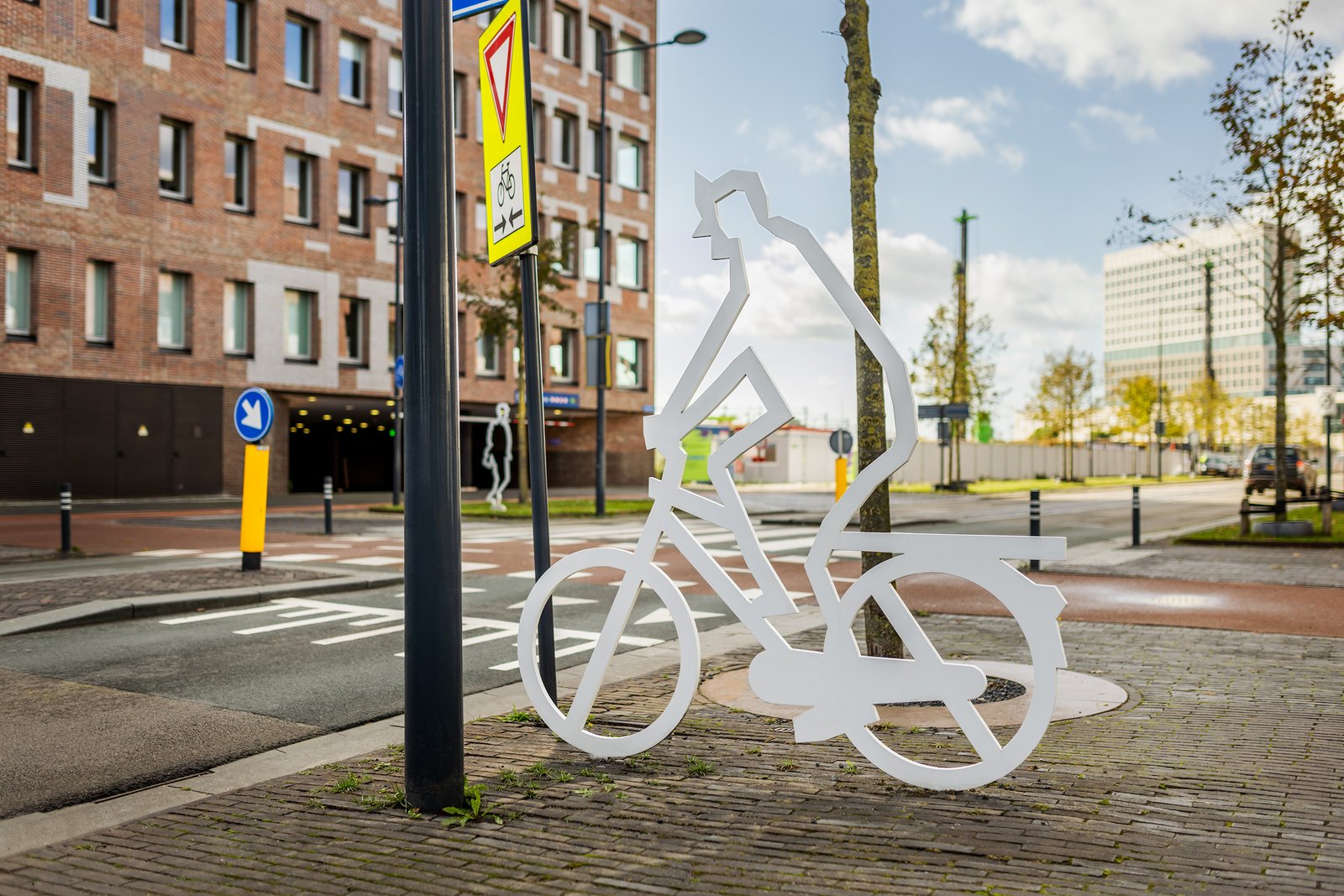 Attentiefiguur fietser tussen de gebouwen