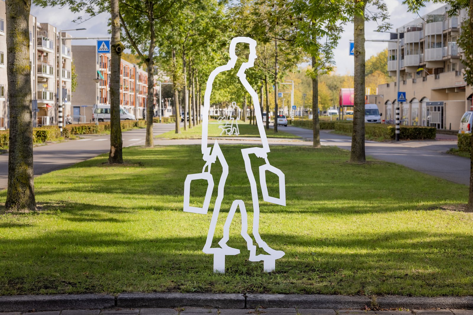 Attentiefiguur voetganger met boodschappentassen in het park