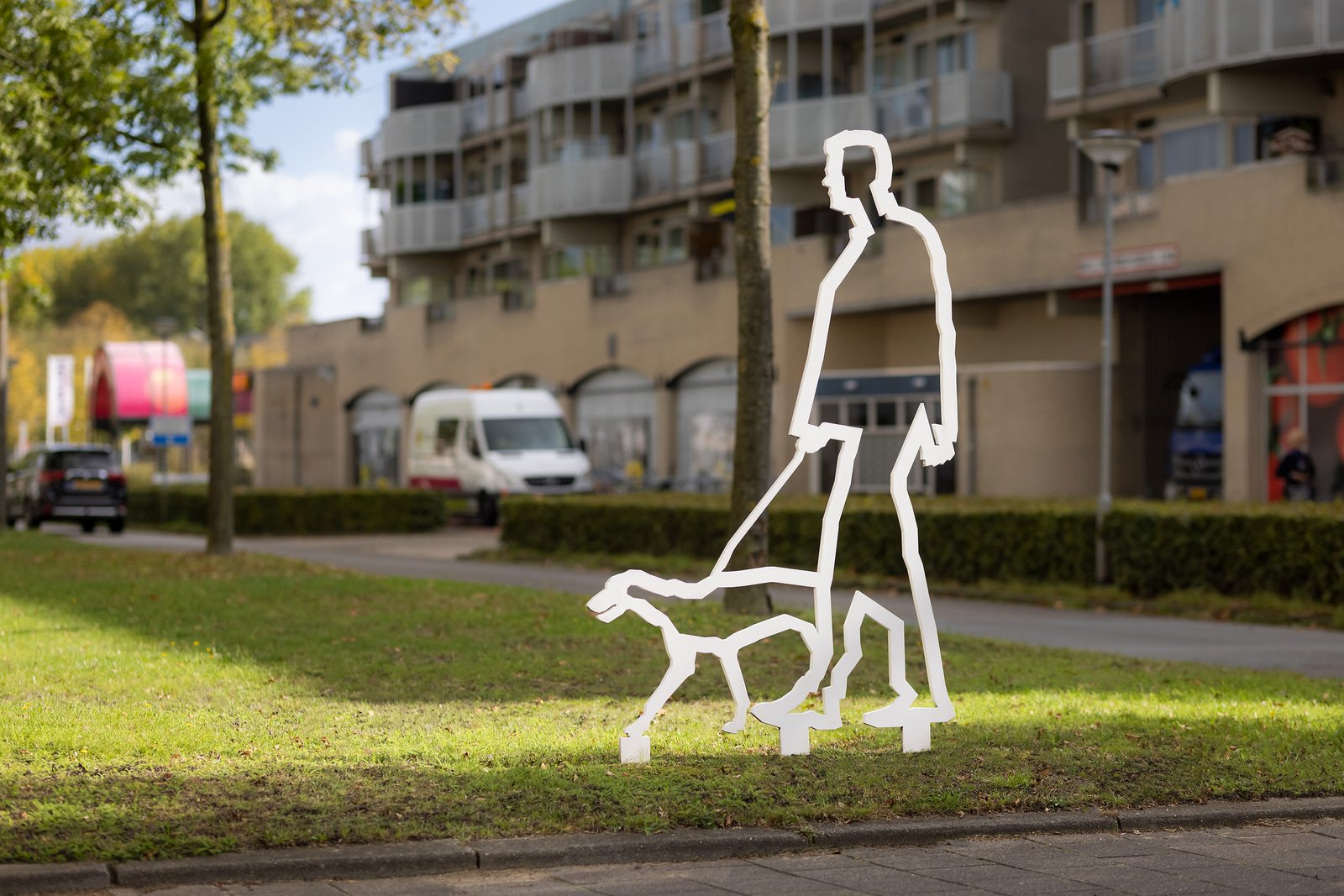 Attentiefiguur voetganger die de hond uitlaat