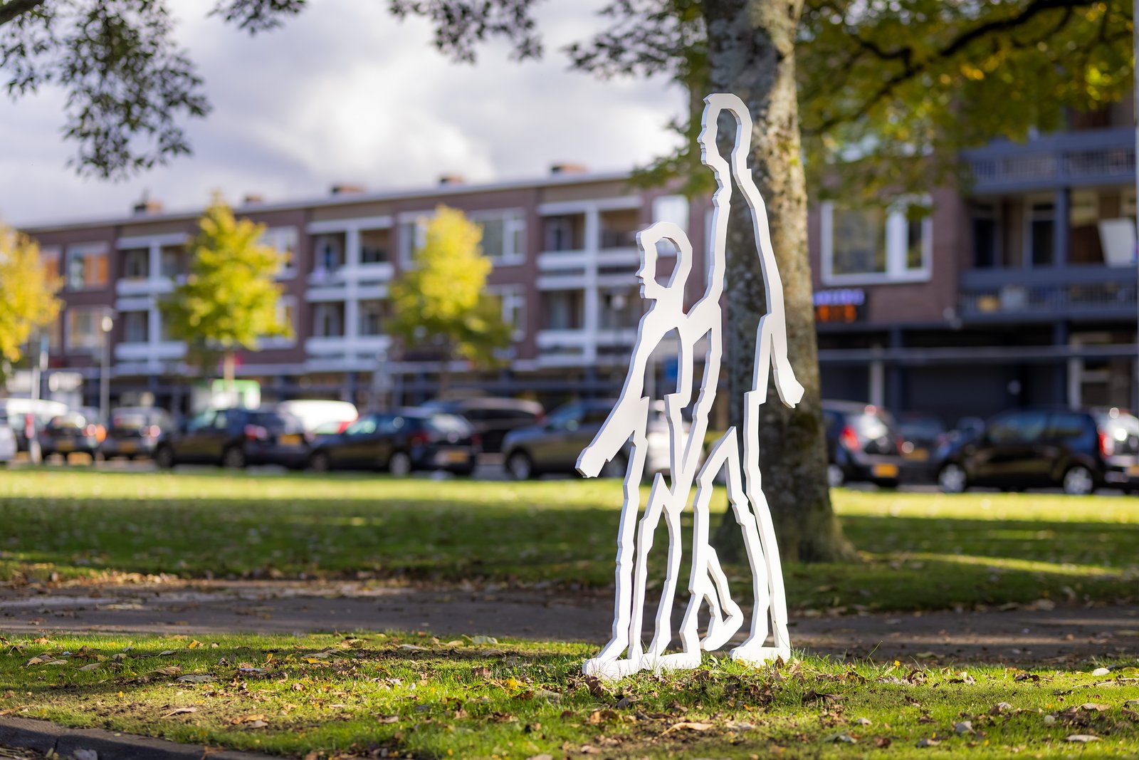 Attentiefiguren ouder en kind hand in hand