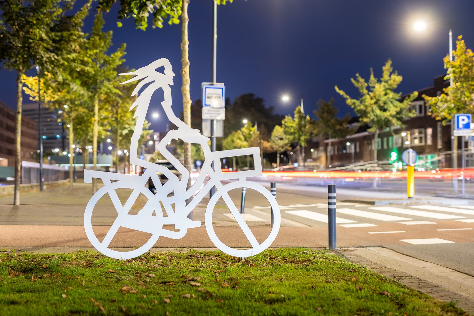 Attentiefiguur fietser in het maanlicht